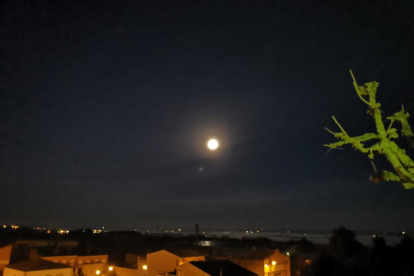 Lluna plena sobre Montoliu de Lleida