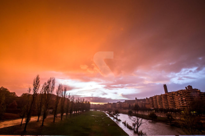 La tempesta que va caure ahir passades les cinc de la tarda a la ciutat de Lleida va deixar un cel de múltiples colors vius com el violeta, el taronja o el groc i fins i tot un gran arc de Sant Martí