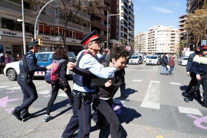 Moments de tensió a l'acte institucional a Lleida del Dia de la Dona