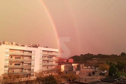 La tempesta que va caure ahir passades les cinc de la tarda a la ciutat de Lleida va deixar un cel de múltiples colors vius com el violeta, el taronja o el groc i fins i tot un gran arc de Sant Martí