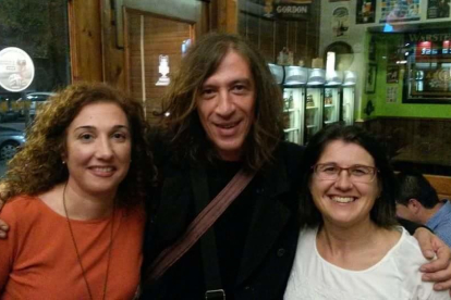 Amb la meva amiga Cris,ens vam trobar a en Gerard Quintana,esperant a que comences el seu concert a Lleida.Suoer simpático.Semblava que ens coneixiem de Tota la vida.Estavem molt emocionades.
