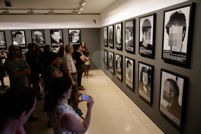 Imatges de la inauguració de l'exposició 'Presos polítics en l'Espanya contemporània' al Museu Comarcal de la Noguera de Balaguer