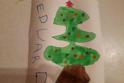 L' Eduard de 3 anys ha dibuixat el seu arbre de nadal.