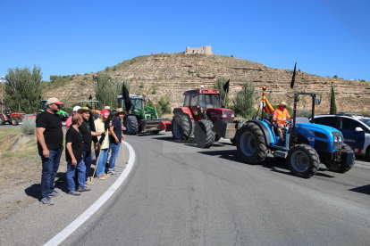 Els afectats per l'incendi de la Ribera d'Ebre tallen la C-12 a Flix i exigeixen ajuts urgents