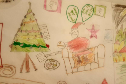 L'Abril de 9 anys ha dibuixat el pare noel deixant els regals durant la nit i menjant-se les galetes que han preparat els nens