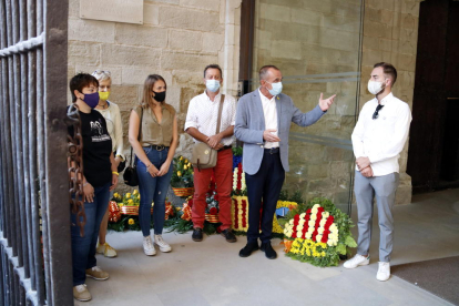 L'alcalde de Lleida, Miquel Pueyo, acompanyat de membres d'ERC, a l'ofrena floral al Roser