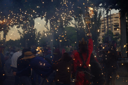 Imatges del correfoc i els focs artificials que van tancar la Festa Major de Lleida