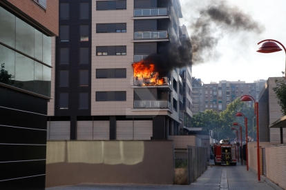 Imatges de l'espectacular incendi en un edifici de Cappont