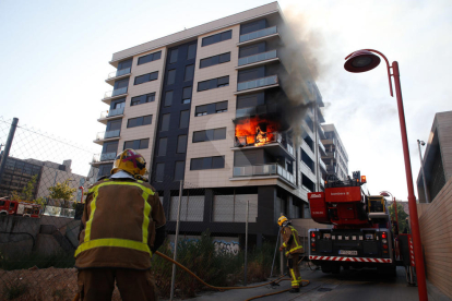 Imatges de l'espectacular incendi en un edifici de Cappont