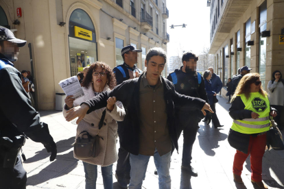 Activistes de la PAH van perseguir i es van encarar amb Talamonte al carrer Major.