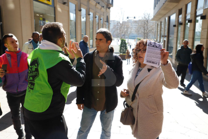 Activistes de la PAH s'encaren amb Talamonte al carrer