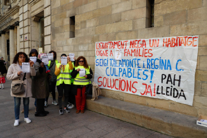 Activistes de la PAH s'encaren amb Talamonte al carrer