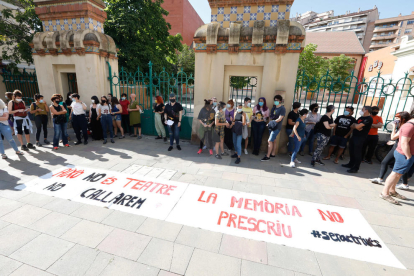 Més de seixanta persones es van concentrar a la plaça Esteve Cuito de Lleida per denunciar les vexacions i abusos sexuals a l'Aula de Teatre