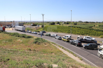 El confinament al Segrià i els controls a les vies d'accés ha provocat aquest dimarts cues quilomètriques. En aquestes imatges, als accessos a l'Autovia A2 a Torrefarrera i ALpicat