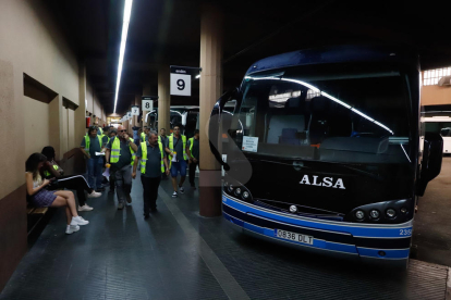 Els treballadors de la històrica companyia de transport Alsina Graells estan secundant una vaga de tres dies per reclamar a la firma Alsa, que va adquirir l'empresa el 2009, complements salarials que els són reconeguts per conveni.