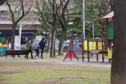 Un grup de joves passeja per un parc de Balàfia, que avui quedarà tancat.