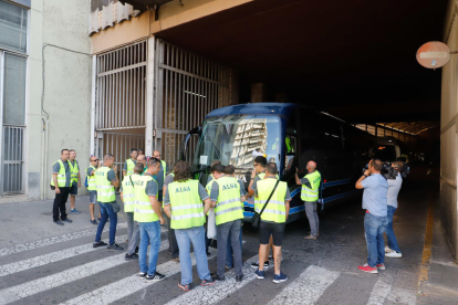 Els treballadors de la històrica companyia de transport Alsina Graells estan secundant una vaga de tres dies per reclamar a la firma Alsa, que va adquirir l'empresa el 2009, complements salarials que els són reconeguts per conveni.