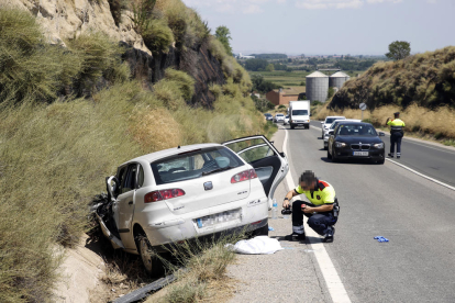 Imatges de l'aparatós accident a la carretera C-12 a Menàrguens
