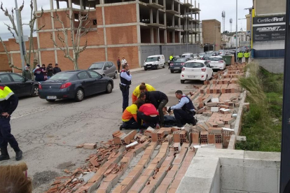 El muro caído en Balaguer que hirió a una mujer.