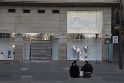 El Zara de l’Eix Comercial, tancat ahir a la tarda.