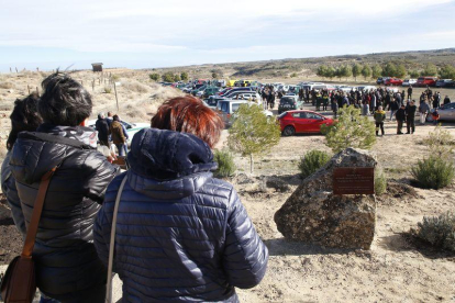 Cerca de 300 personas recordaron a los agentes muertos a tiros por un cazador sin licencia.
