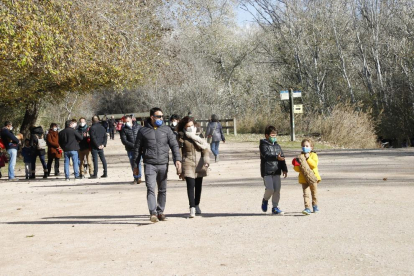 En la ciudad de Lleida, centenares de personas se desplazaron hasta el parque de la Mitjana, en una iniciativa impulsada por la Asociación Giramón de Pardinyes (Agipa) que recaudó fondos para La Marató, dedicada este año en la Covid-19.