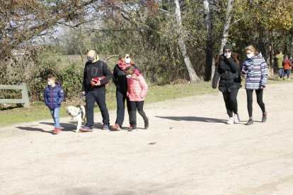A la ciutat de Lleida, centenars de persones es van desplaçar fins al parc de la Mitjana, en una iniciativa impulsada per l'Associació Giramón de Pardinyes (Agipa) que va recaptar fons per a La Marató, dedicada aquest any a la Covid-19.