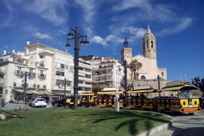 Fa 1 mes l'arribada de la primavera, un cel clar a Sitges amb la seva Esgèsia!