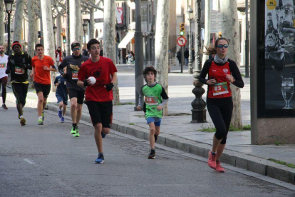 Més d'un miler de participants van recórrer els carrers de Lleida en una cursa solidària a favor dels drets de la infantesa.
