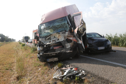 Imatges de l'accident a l'N-240 entre un vehicle, una furgoneta i un camió