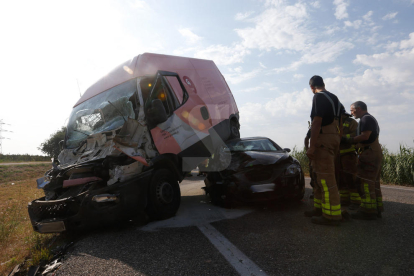 Imatges de l'accident a l'N-240 entre un vehicle, una furgoneta i un camió
