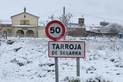 La nieve se ha dejado ver en cotas bajas del llano de Lleida, aunque sólo ha cogido en el Urgell y la Segarra.