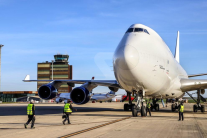 Un Jumbo de carga procedente de Tolosa aterriza en las instalaciones para someterse a trabajos de reparación.
