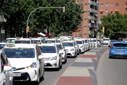Imatges de la marxa lenta de taxistes a la ciutat de Lleida