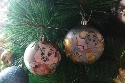 Dos boles de  nadal pintades amb aquarel·les  per a cada any. (2018, 2019).    VIKTORIIA HAVIADA