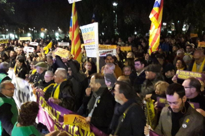 A Lleida, centenars de persones han protestat davant de la delegació del Govern de l'Estat a Lleida