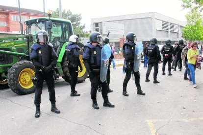 Agentes de la Policía Nacional, el 1 de octubre en el instituto de La Caparrella.