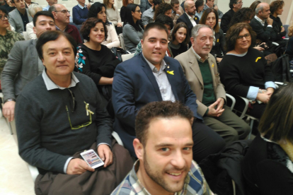 Un grup de convidats de Lleida al Parlament segueix el ple des d'una pantalla