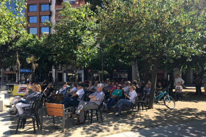 Pantalla a la plaça Pau Casals de Lleida per seguir l'últim torn de paraula al Suprem. Instal·lada per Òmnium Cultural