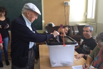 Jaume Solé dipositant el seu vot a l'urna de l'1-O.