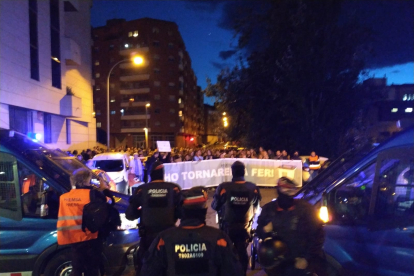 Concentració davant de la comissaria dels Mossos a Lleida contra les detencions