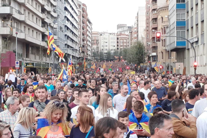 La manifestació arriba a l'avinguda Madrid quan encara hi ha gent a la Rambla d'Aragó
