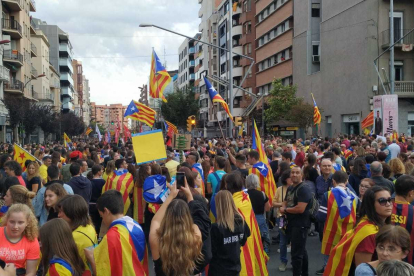 L'avinguda Balmes de Lleida, plena per a la manifestació de la vaga general convocada per a les 18.00 hores