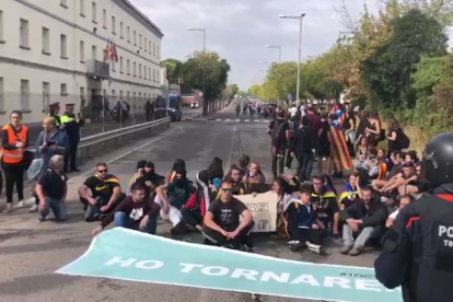 Els manifestants fan una seguda davant de la presó de Lleida. Protesta per l'empresonament d'un dels detinguts als aldarulls de dimarts.