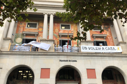 La Diputació de Lleida treu la pancarta en suport als presos independentistes