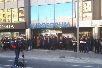 Concentración de trabajadores delante de la Delegació del Govern en Lleida