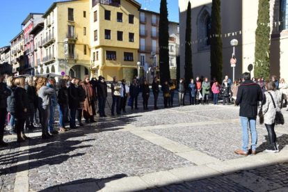 Unas 50 personas se han concentrado esta mañana en el ayuntamiento de la capital del Alt Urgell