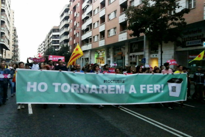 La manifestació espontània a Lleida talla l'avinguda Príncep de Viana. Va en direcció plaça Europa