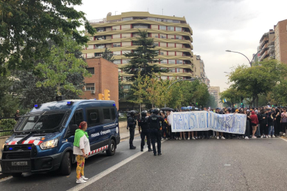 Imatge de la manifestació d'estudiants de Lleida al seu pas per la comissaria de Policia