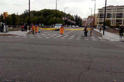 Cortan el Pont Vell de Lleida en protesta por la sentencia del procés.